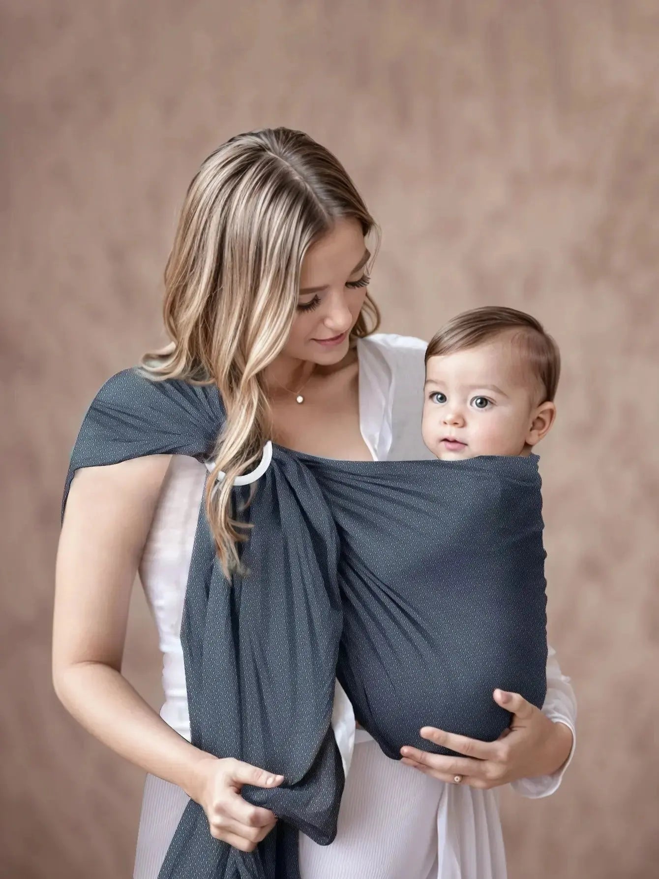 maman porte bebe avec echarpe portage bebe