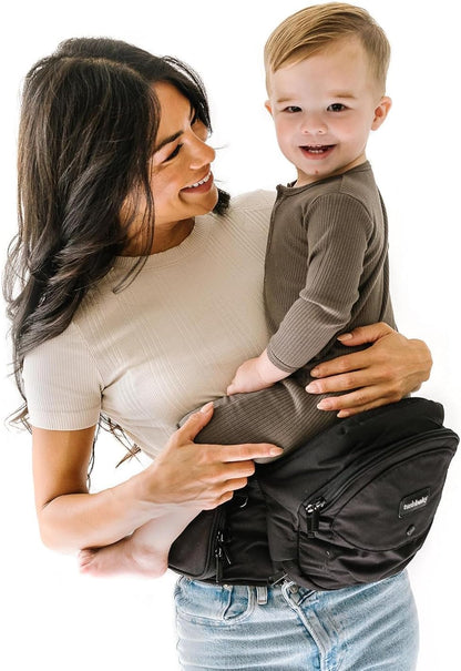 maman ri avec bebe dans porte bebe assis