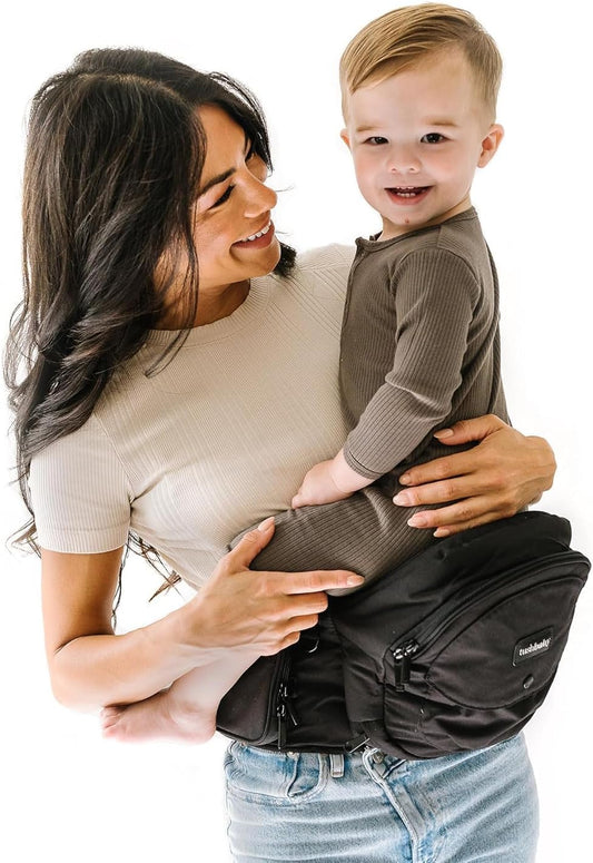 maman ri avec bebe dans porte bebe assis