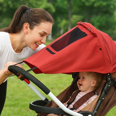 maman rit avec bebe dans poussette pare soleil pour poussette