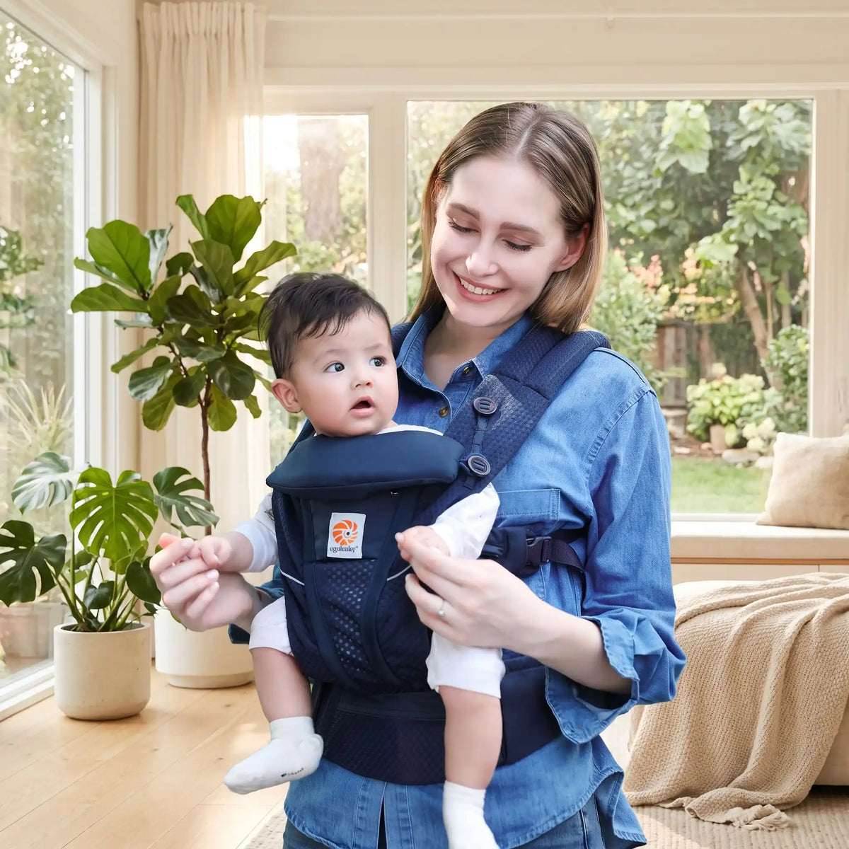 maman salon avec bebe dans porte bebe physio