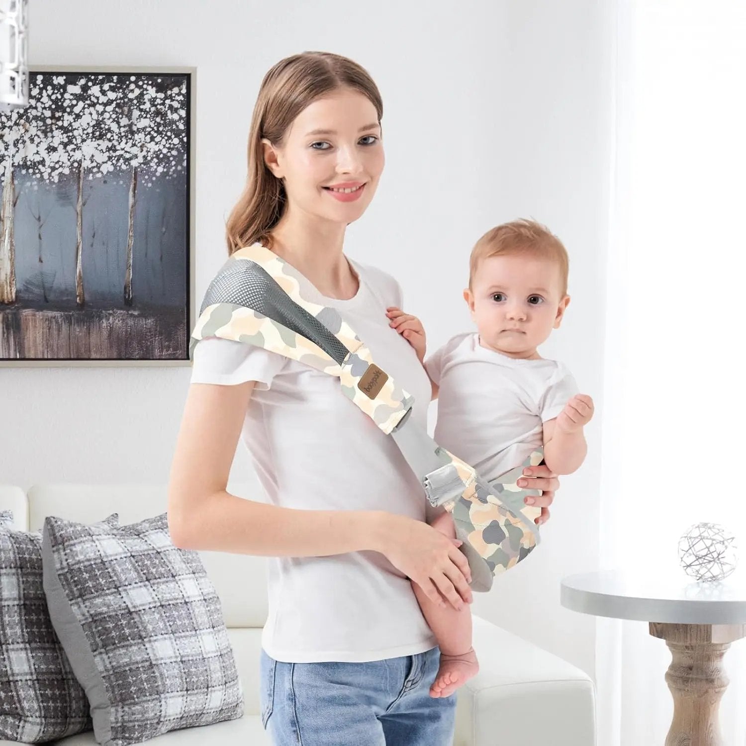 maman salon avec bebe dans porte echarpe bebe