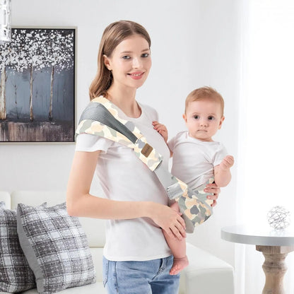 maman salon avec bebe dans porte echarpe bebe