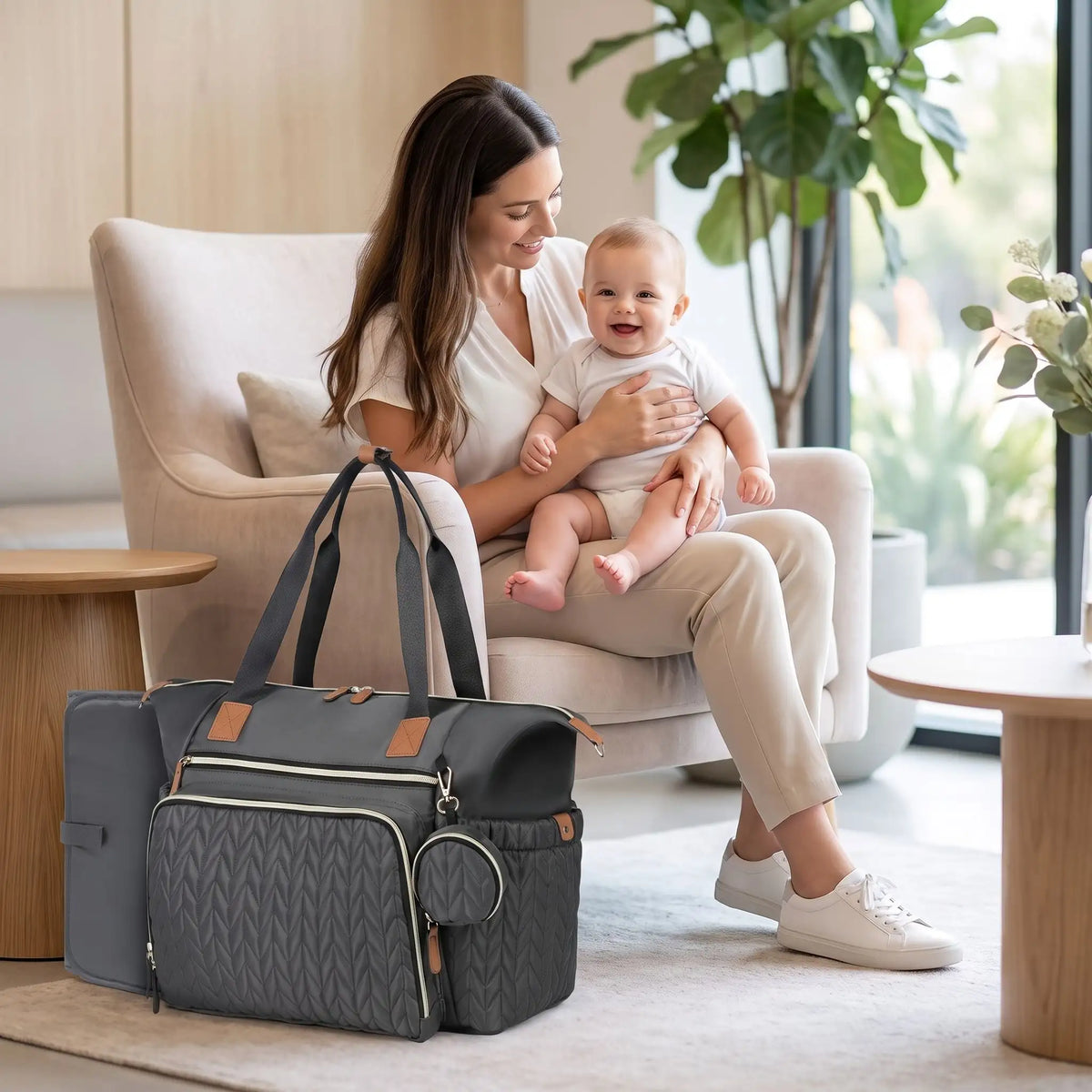 maman salon avec bebe sac a langer avec tapis de change