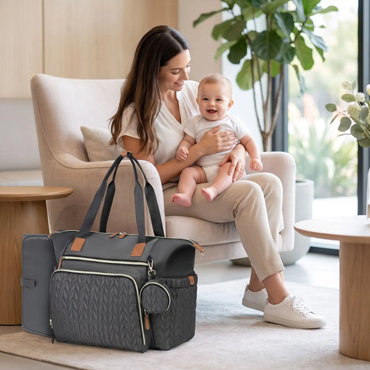 maman salon avec bebe sac a langer avec tapis de change