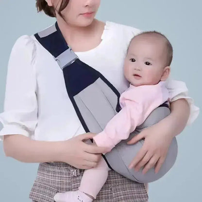 maman souleve bebe avec echarpe de portage gris