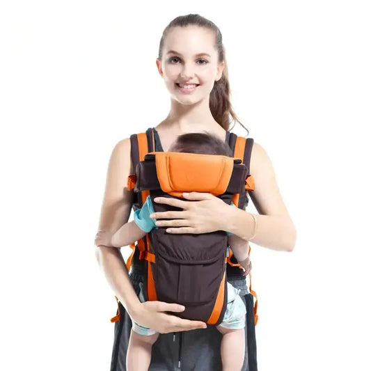 maman souleve bebe avec port bebe orange