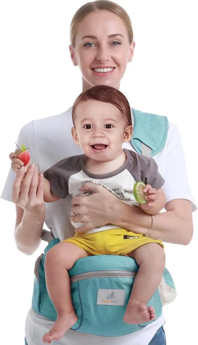 maman sourit avec bebe porte bebe siege