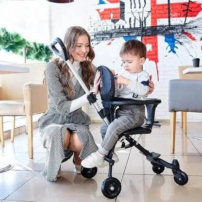 maman sourrit avec son fils qui est dans poussette legere
