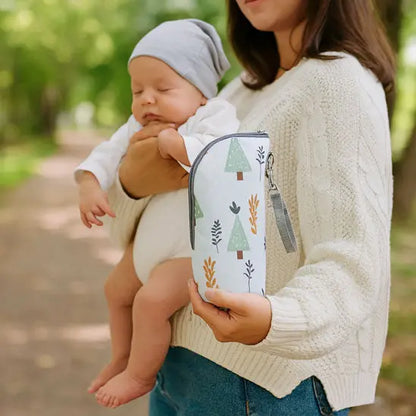 maman tient bebe et porte biberon