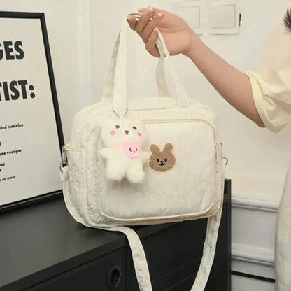 maman tient sac a langer femme en main