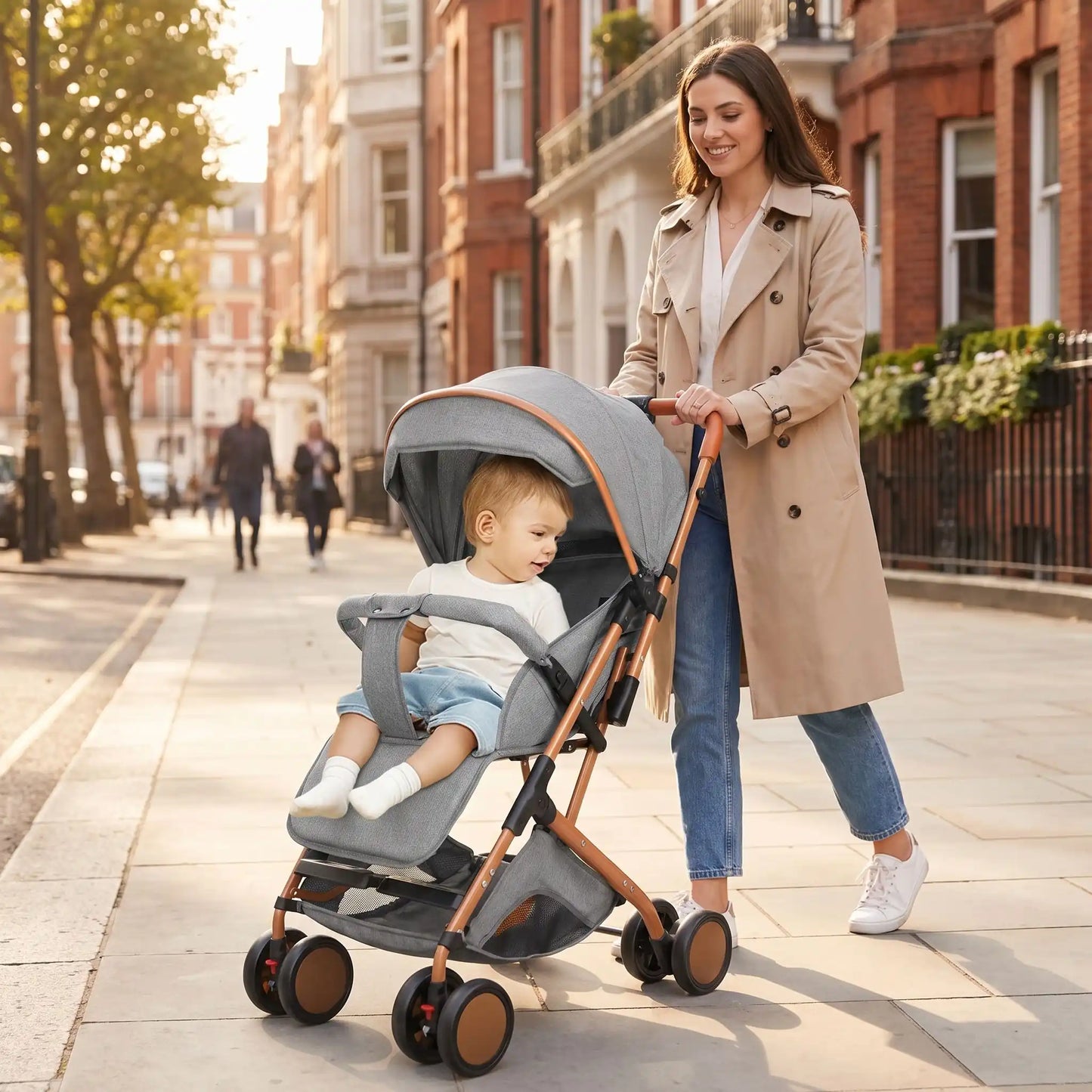 maman ville avec bebe dans poussette compacte legere