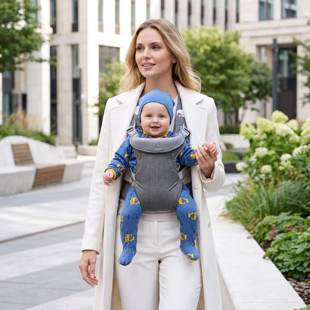maman ville avec bebe porte bebe 18 mois