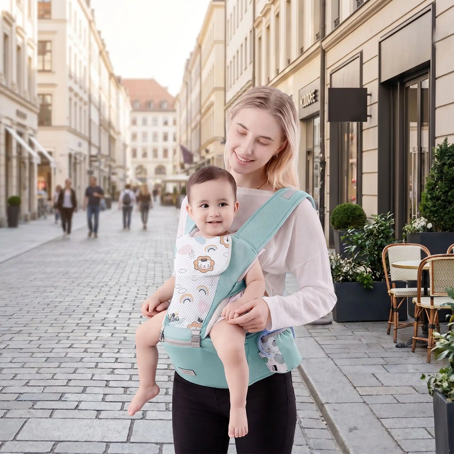 maman ville avec bebe porte bebe physio bleu