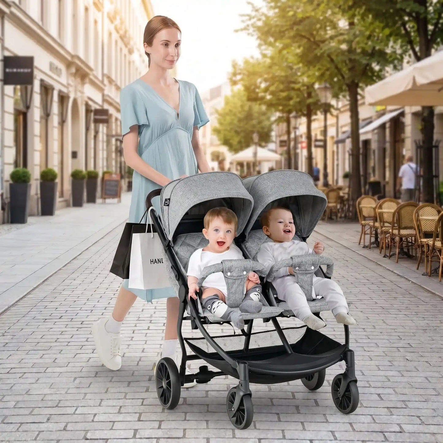 maman ville avec bebe poussette pour des jumeaux