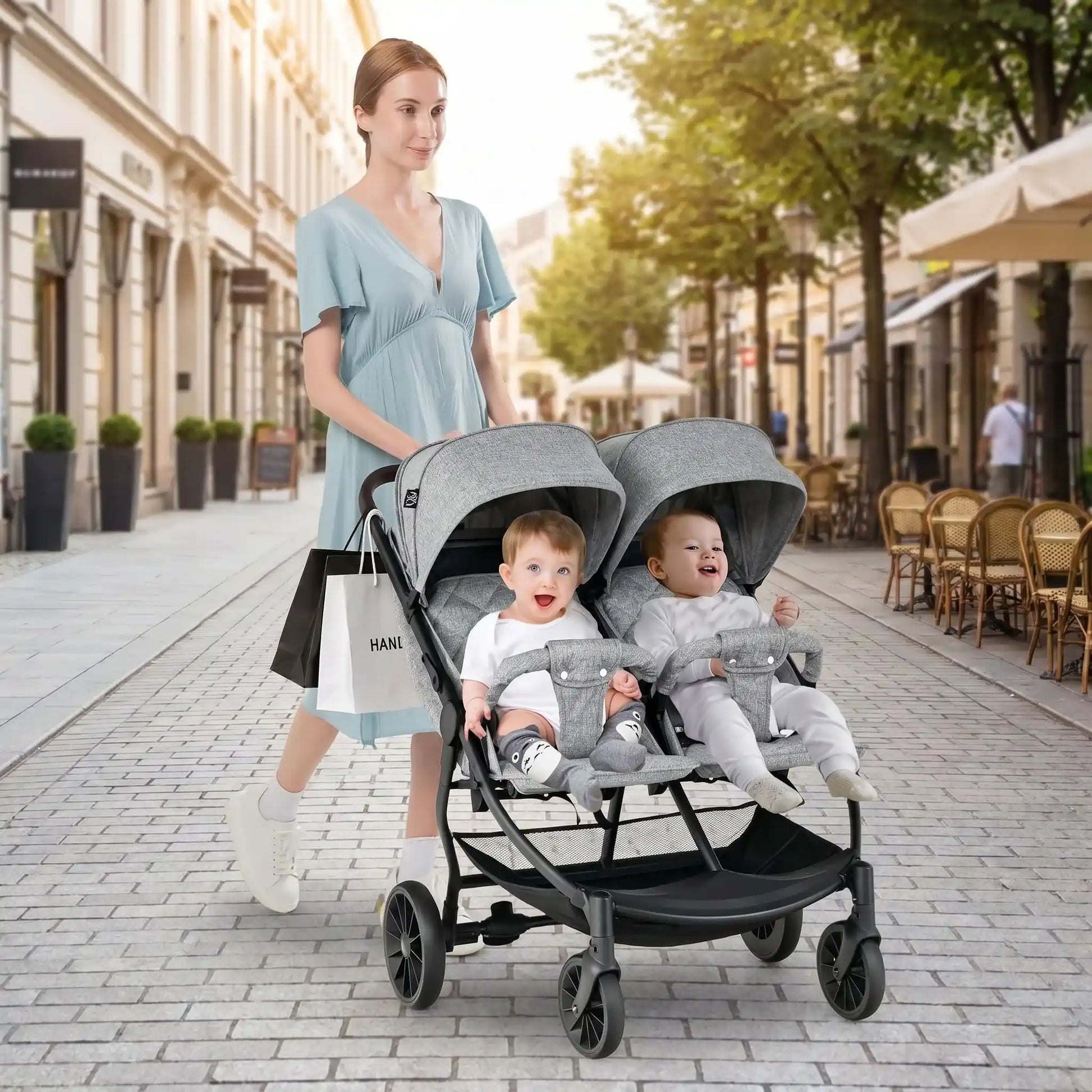maman ville avec bebe poussette pour des jumeaux