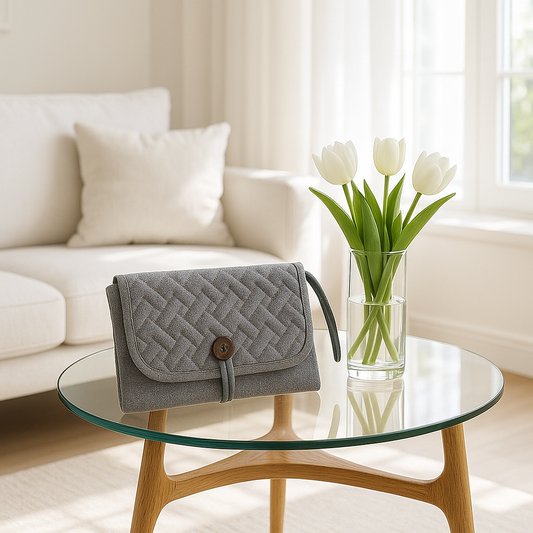 matelas a langer nomade gris sur table