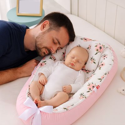 papa dort avec bebe dans reducteur de lit bebe