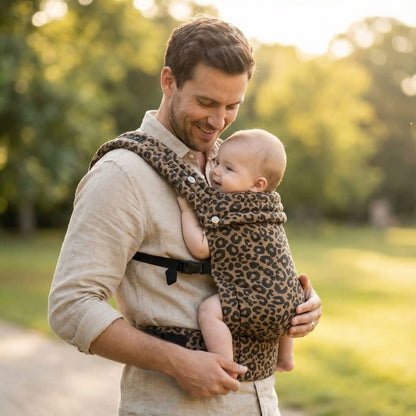 papa et bebe dans porte bebe leopard position m