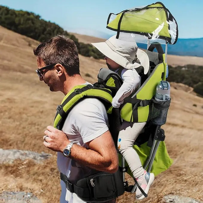papa gravit montagne avec bebe dans porte bebe rando