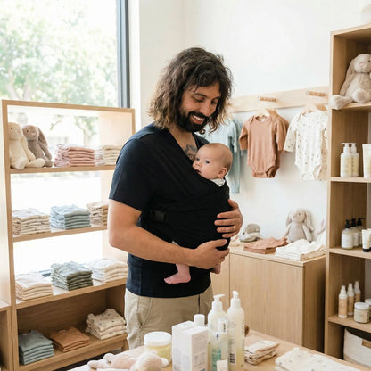 papa magasin avec bebe dans tee shirt porte bebe