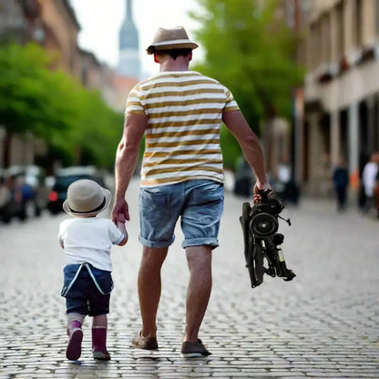 papa marche avec son fils dans rue avec poussette main