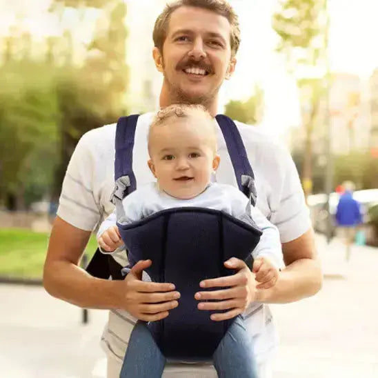 papa marche rue avec bebe dans porte bebe 3 ans