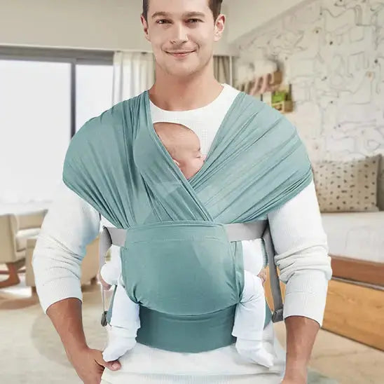 papa salon souleve bebe avec echarpe portage