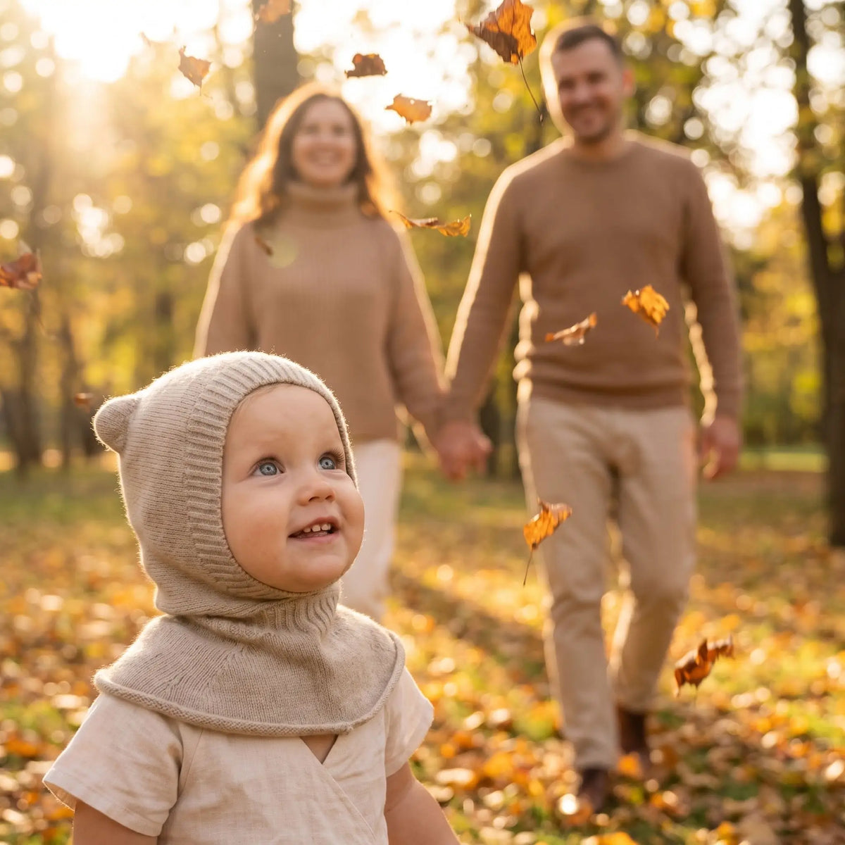 parents avec bebe cagoule enfant 2 ans