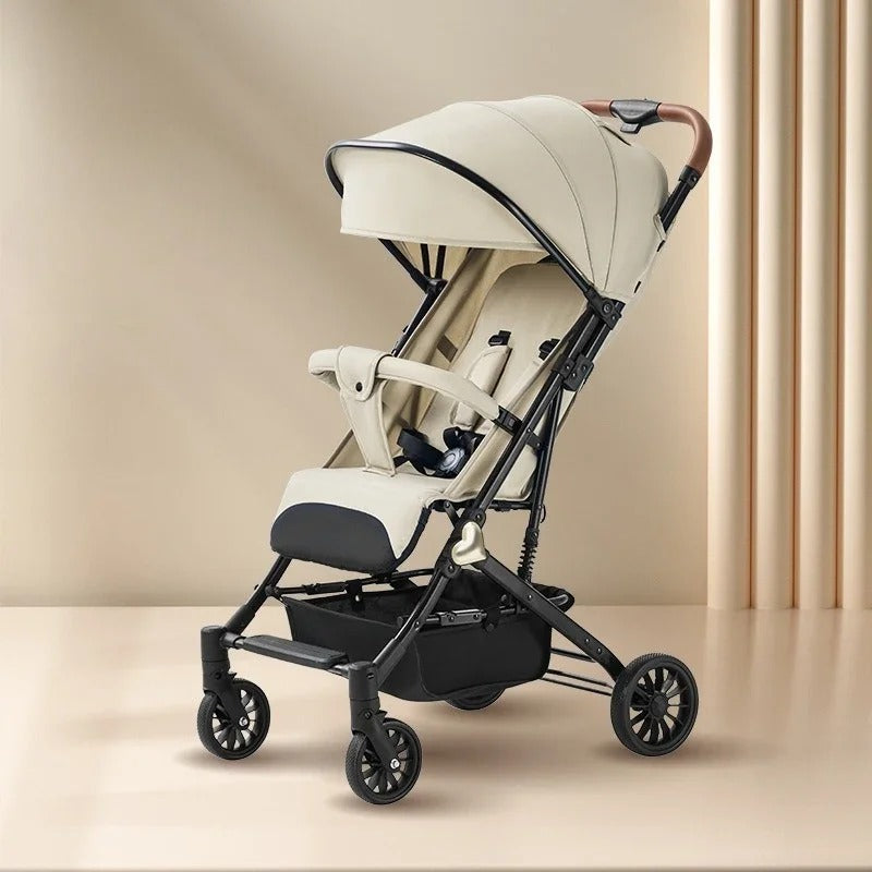 poussette pliable compacte au salon
