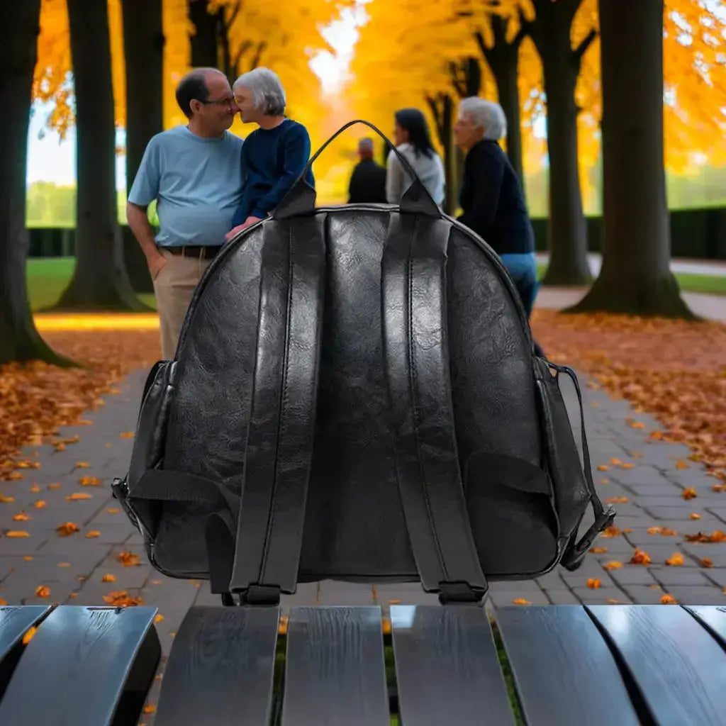 sac a langer bebe luxe dans un parc lumineux