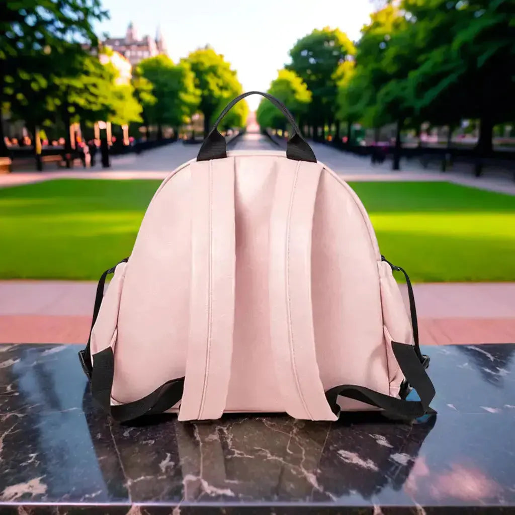 sac a langer en cuir sur un banc