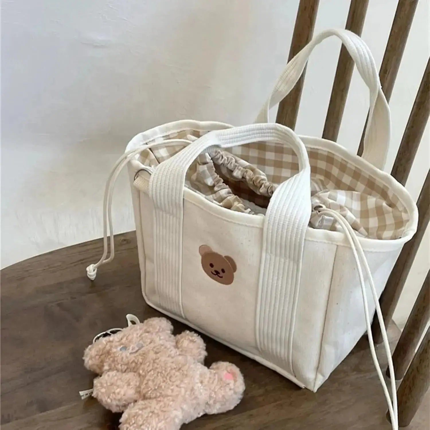 sac a langer femme sur chaise